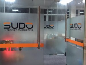 Chọn In decal trong suốt dán kính